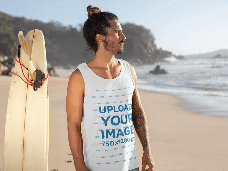 Tank Top Mockup สวมใส่โดยชายผมยาวบนชายหาด