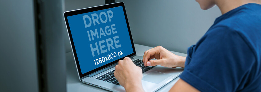 一個男人在他的隔間里工作的 Macbook 模型