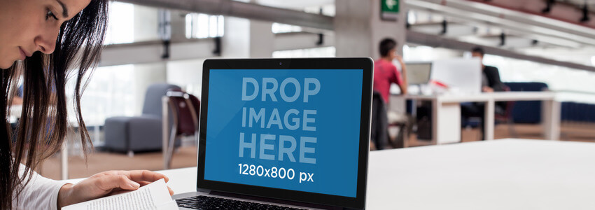 一位在大學學習的年輕女士的 Macbook 模型