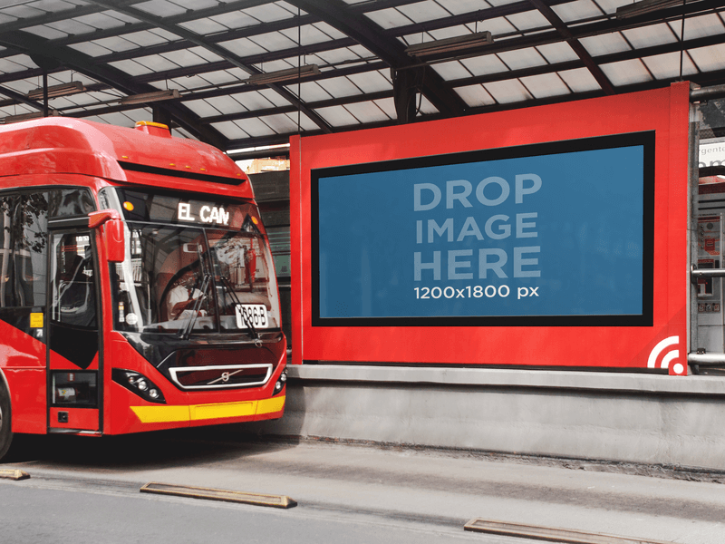 버스 정류장에서 빌보드 모형