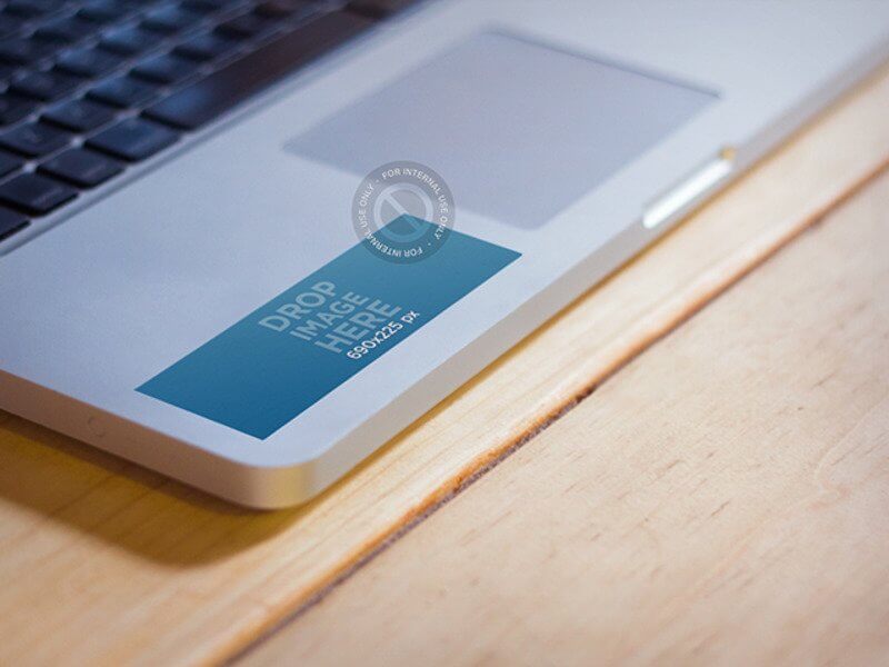 نموذج بالحجم الطبيعي يتميز بملصق تم لصقه على جهاز Macbook Pro