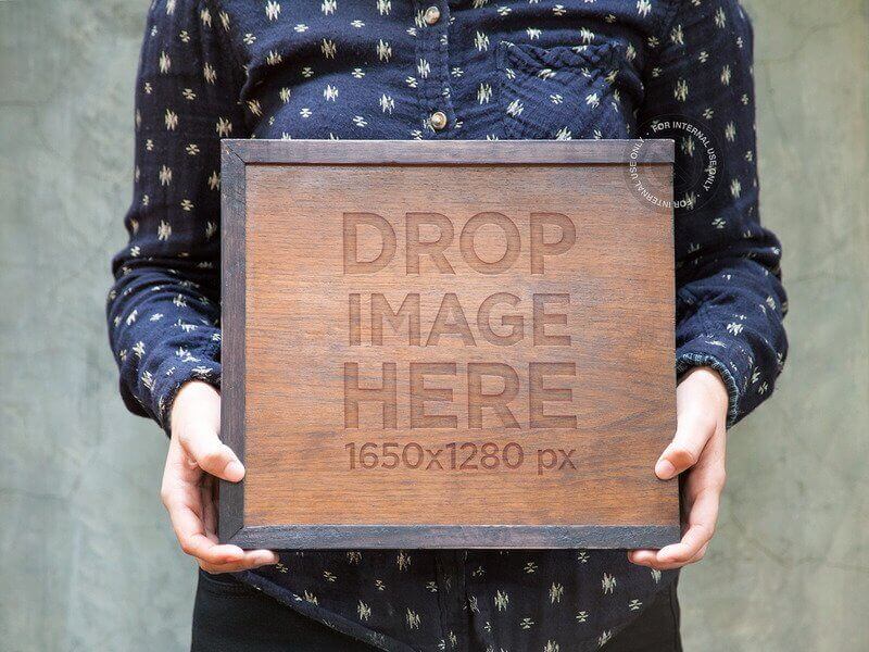 نموذج بالحجم الطبيعي للعلامة التجارية يضم رجلًا يحمل صندوقًا خشبيًا