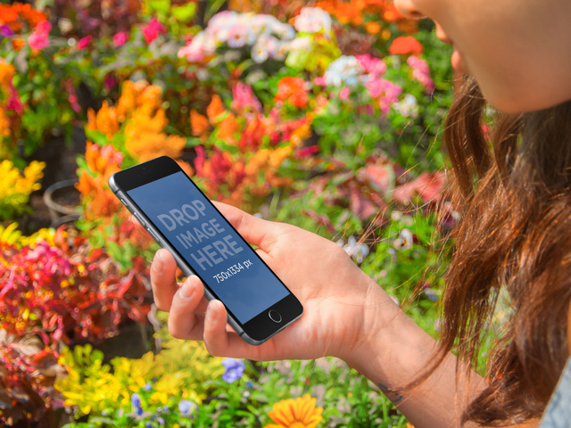 Mockup del prodotto, iPhone 6 in un'immagine della fase di Placeit di un campo di fiori