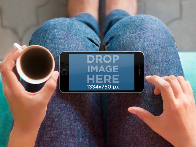 Modello di mockup, iPhone 6 che riposa sull'immagine di una fase Placeit in grembo di una donna