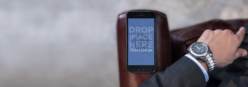 Primo piano di un uomo d'affari con un modello di mockup per iPhone 6 nero Immagine della fase di Placeit