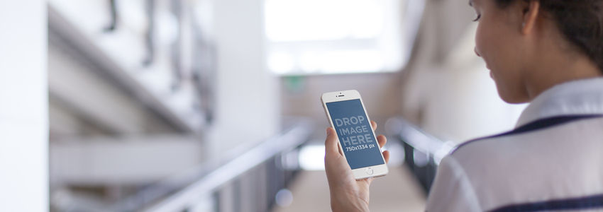 大学PlaceitステージでiPhone 6を使用している女の子のモックアップテンプレート画像