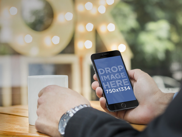 コーヒー ショップ Placeit ステージ イメージで iPhone 6 を使用してビジネスマンのストック フォト