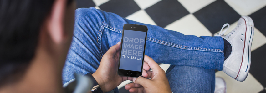 黒の iPhone 6 Placeit ステージ イメージを保持している若い男のモックアップ