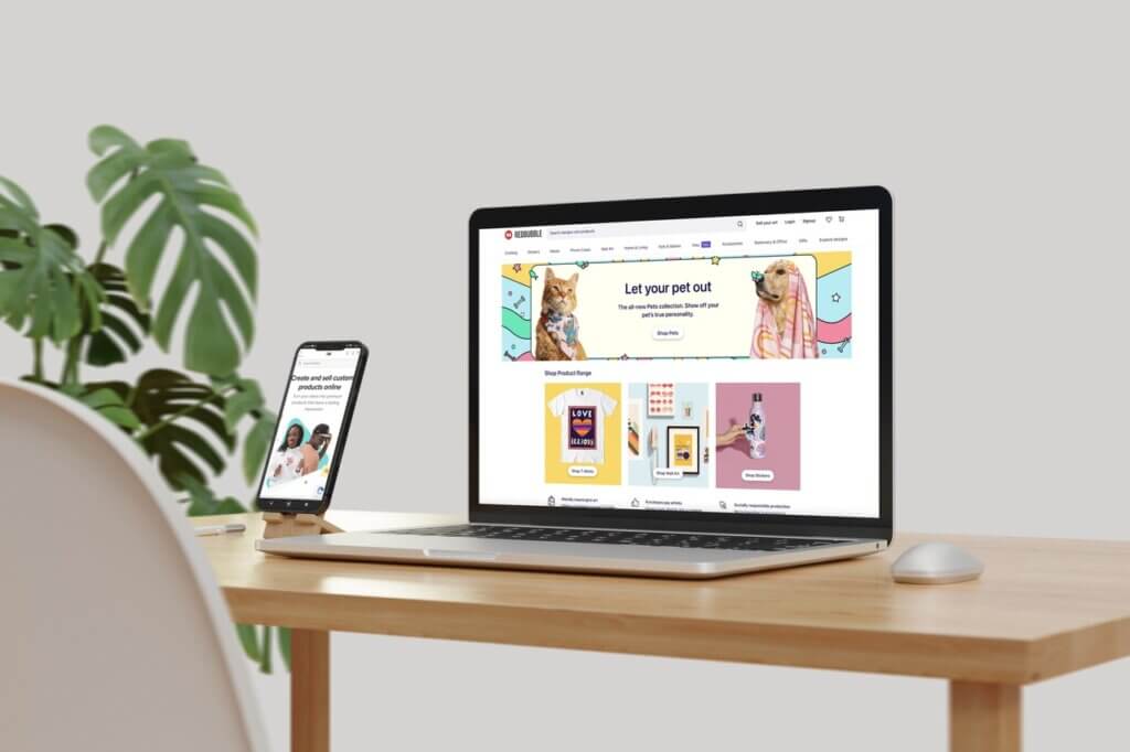 Maket laptop dan ponsel cantik yang menampilkan situs cetak sesuai permintaan terbaik