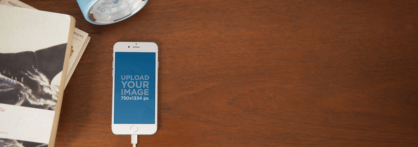 نموذج شحن ايفون 6 مستلق على سطح منضدة