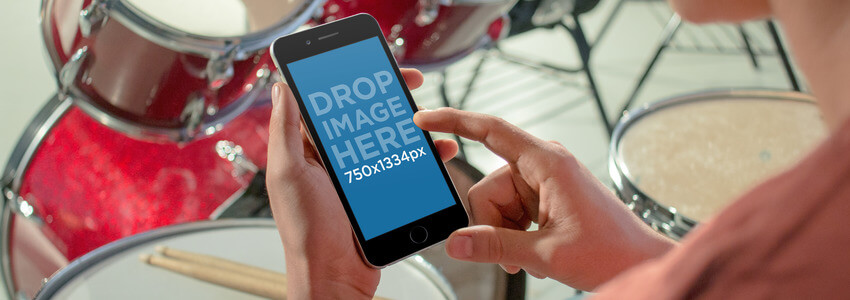 نموذج بالحجم الطبيعي لعازف درامز شاب يستخدم هاتف iPhone أسود 6