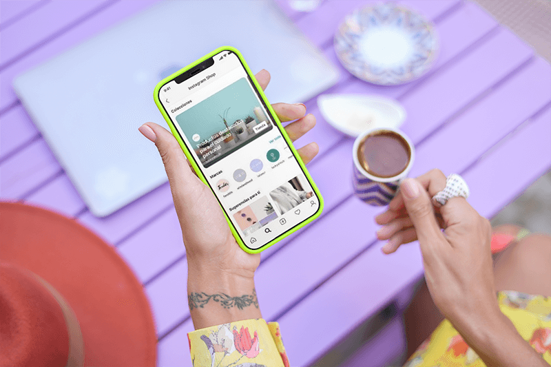 Mockup Digital Seorang Wanita Dengan Tato Pergelangan Tangan Memegang Iphone 12 Pro