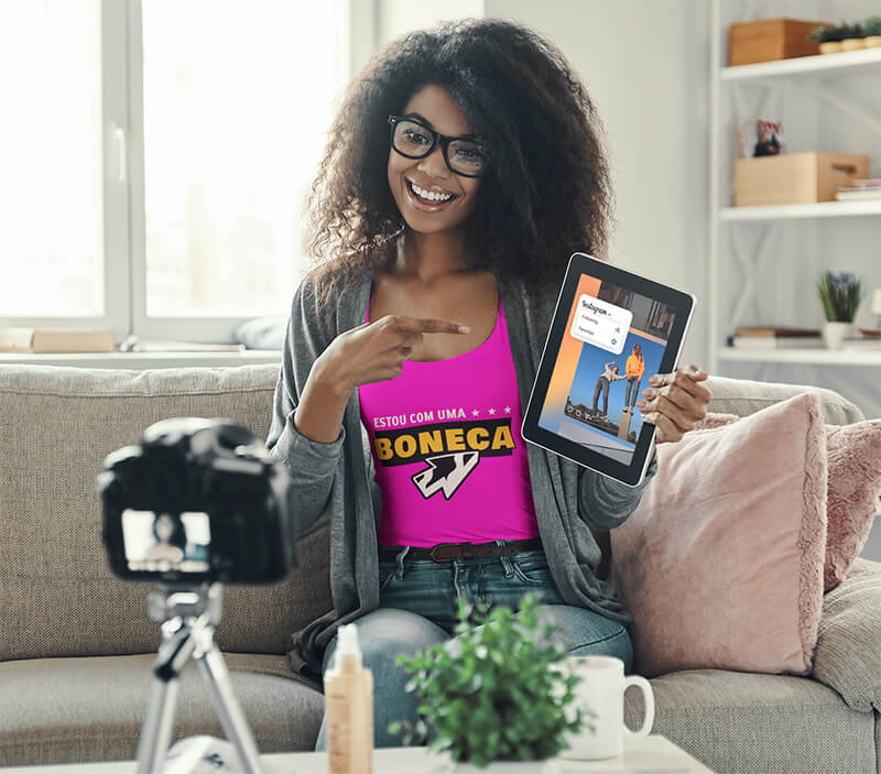 Tank Top Mockup Menampilkan Seorang Wanita Influencer Memfilmkan Salinan Video
