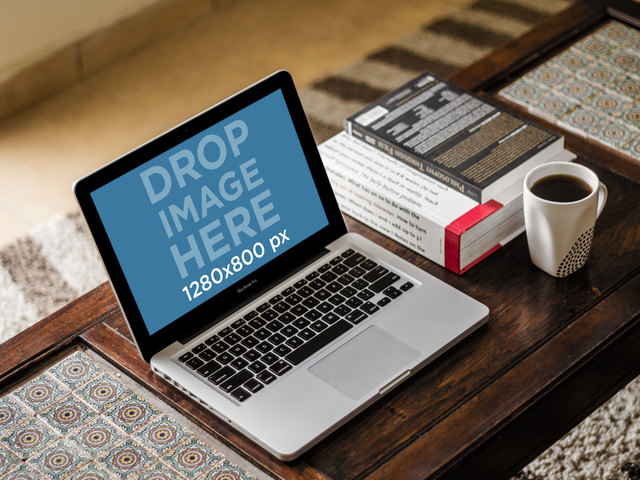 Maquette de produit, Macbook Pro sur une image de scène de placeit de table en bois vintage