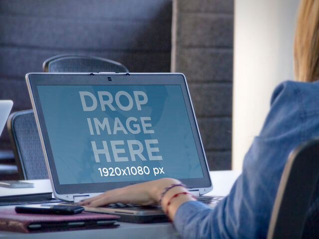 نموذج بالحجم الطبيعي لامرأة تعمل على كمبيوتر محمول