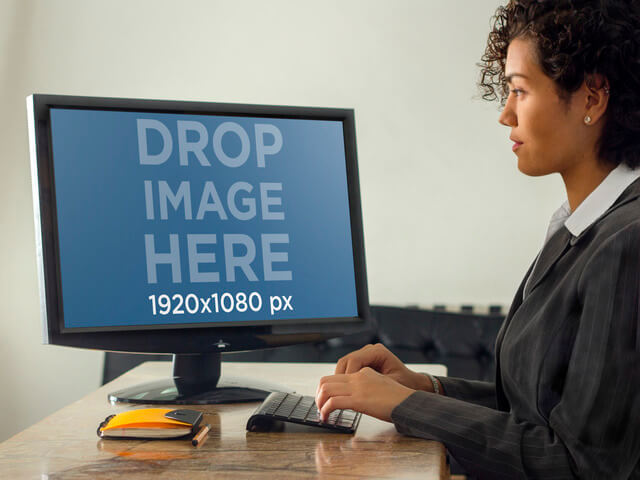 أنواع سيدات الأعمال على نموذج بالحجم الطبيعي للكمبيوتر المكتبي