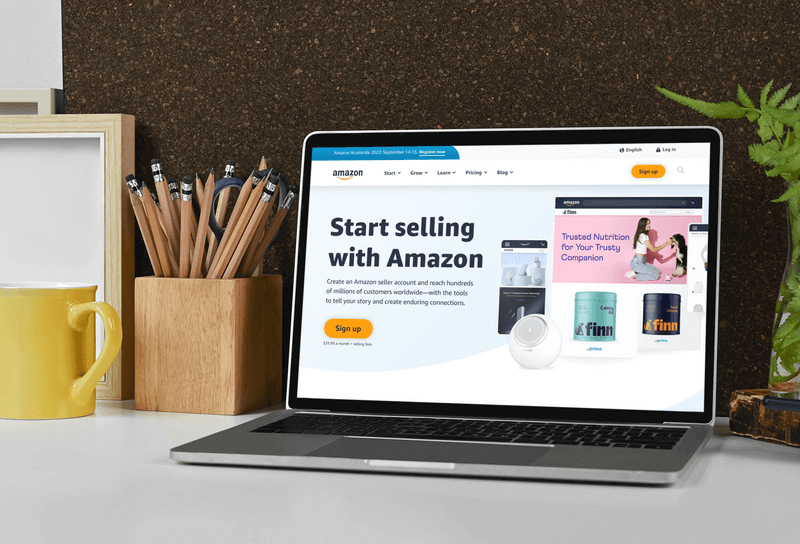 教師の机に置かれた Macbook Pro のモックアップ