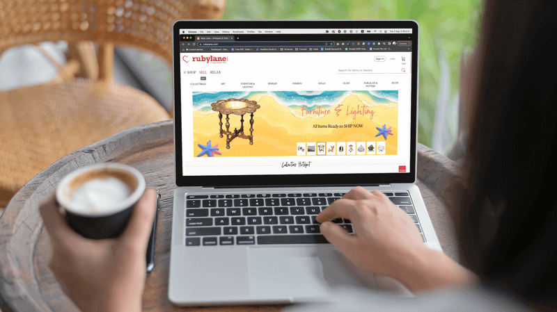 Macbook で作業し、コーヒーを飲む女性をフィーチャーしたモックアップ