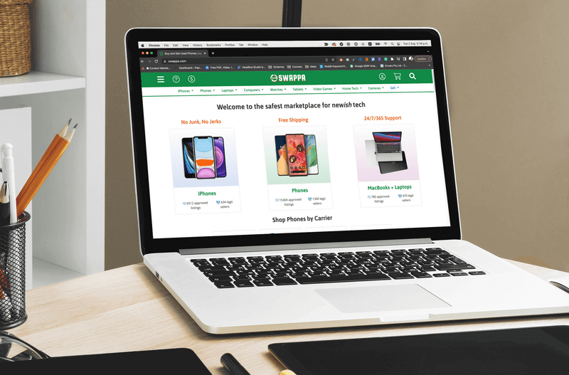 グラフィック デザイナーの机に置かれた Macbook のモックアップ