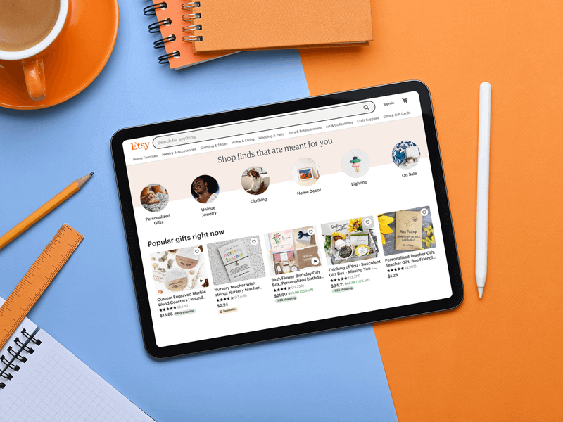 2 冊のノートと 1 杯のコーヒーを備えた iPad のモックアップ