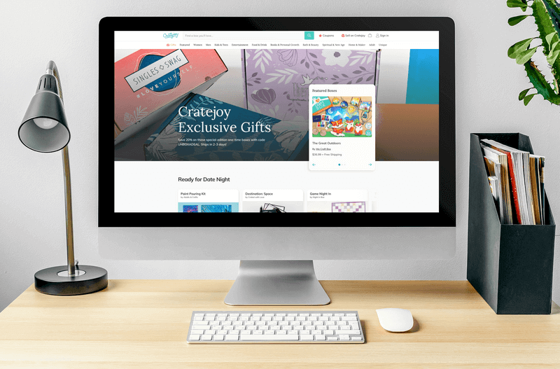 きちんとした机の上の Imac を備えたモックアップ