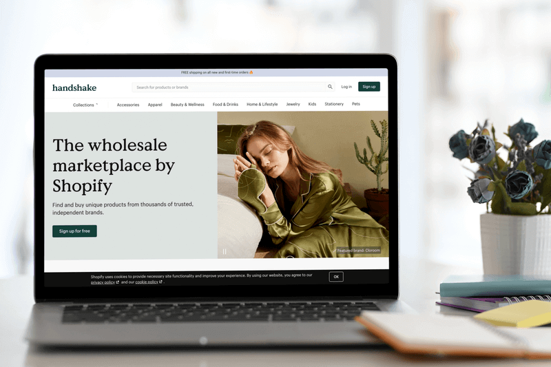 机の上に置かれた Macbook Air のモックアップ