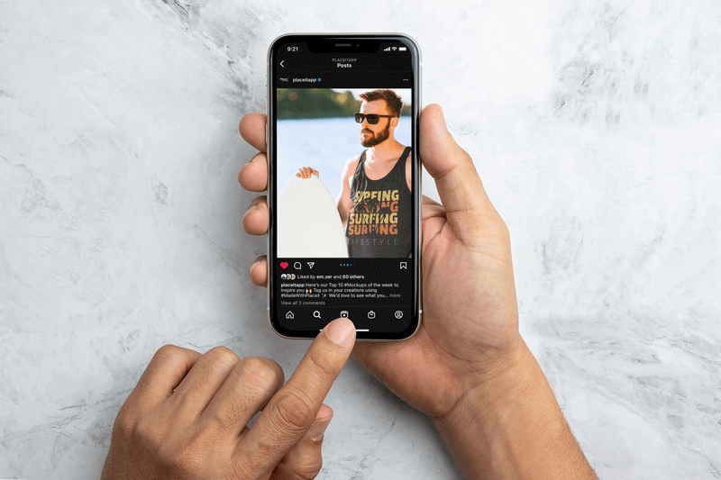 Iphone を使用していくつかの手のモックアップ