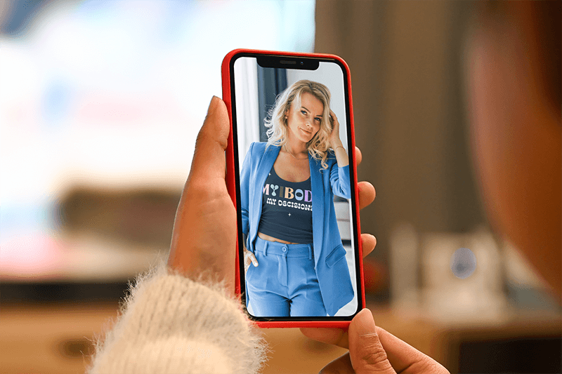 Mockup Over The Shoulder Seorang Wanita Menggunakan Iphone-nya