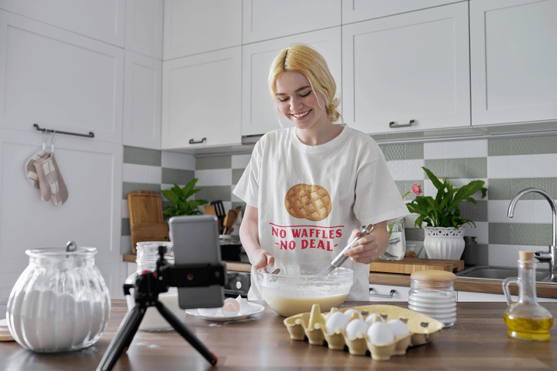 T-Shirt Modell einer Frau, die sich selbst beim Kochen aufzeichnet