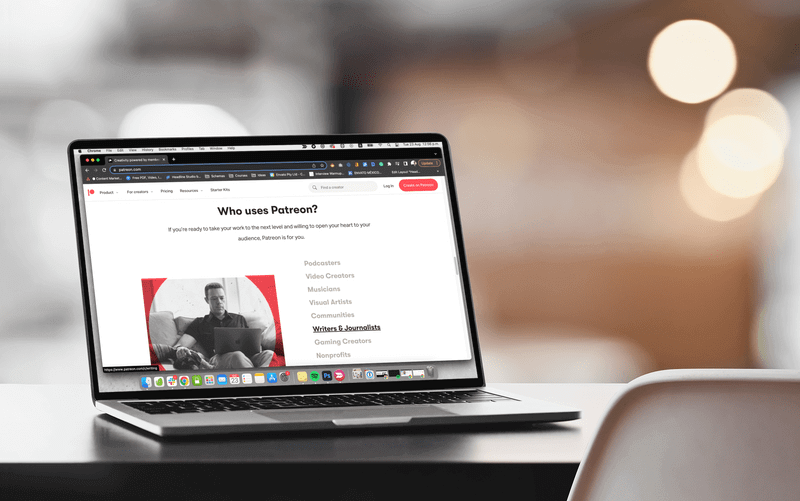 Modell eines Macbooks auf einem Schreibtisch