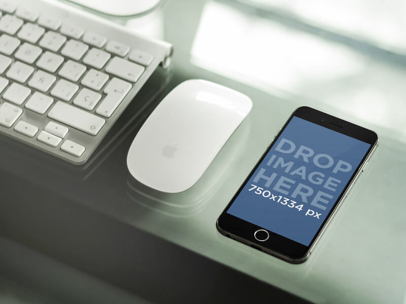 iphone-modell auf einem arbeitstisch