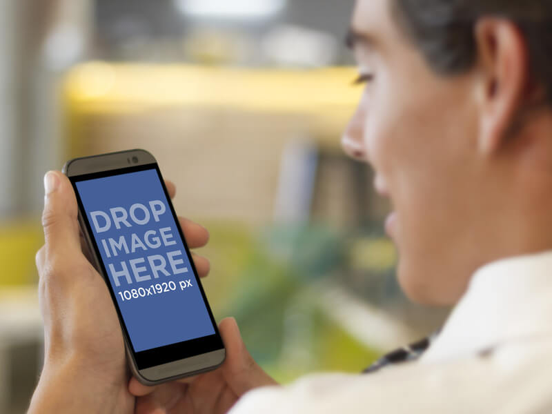 geschäftsmann-mit-einem-htc-one-m8