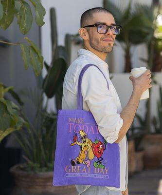 コーヒー カップを保持しているひげを生やした男のトート バッグ モックアップ