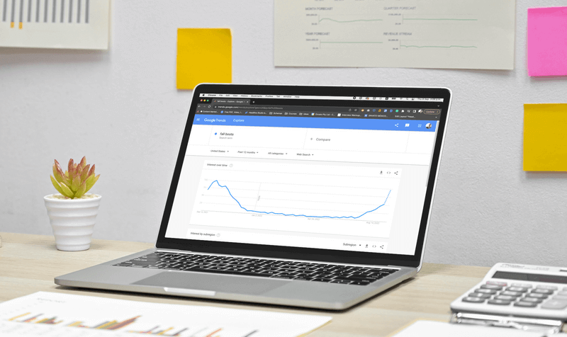 Мокап Macbook с заметками на стене