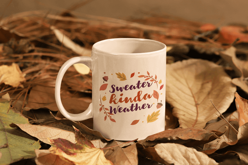 Мокап кружки с осенней обстановкой