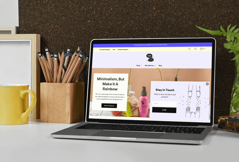 Мокап с изображением Macbook Pro на столе