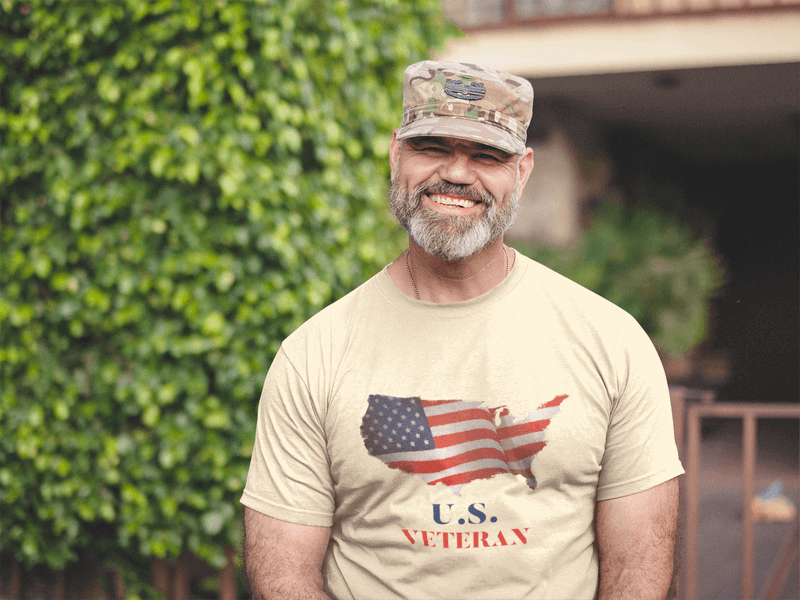 T-Shirt-Modell zur Anzeige von Veteranen-Shirt-Designs