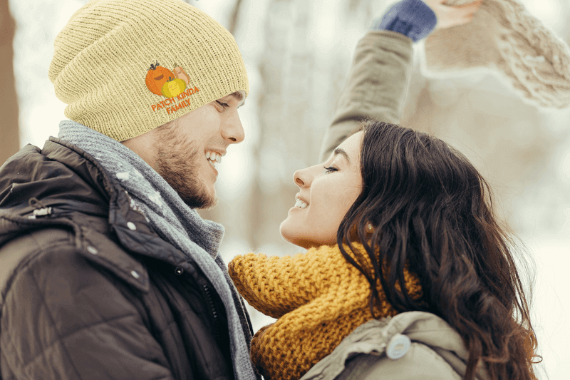 Beanie Mockup eines Mannes mit seiner Freundin