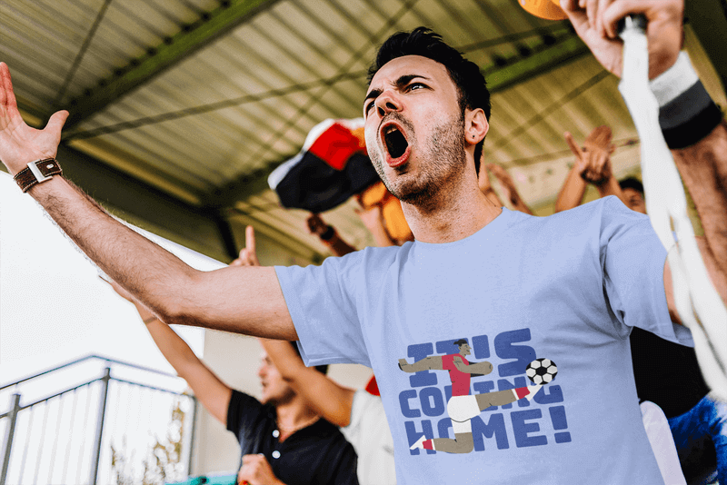 T-Shirt Mockup eines Mannes bei einem Fußballspiel