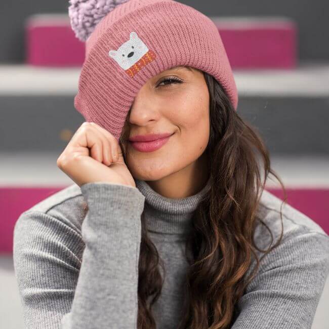 Pom Pom Beani 作成者 Printify と Placeit