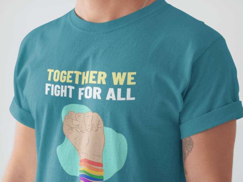 Ngled Nahaufnahme eines T-Shirt-Modells, das von einem Mann getragen wird