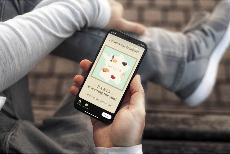 Modell eines jungen Mannes, der ein Iphone 11 Pro hält