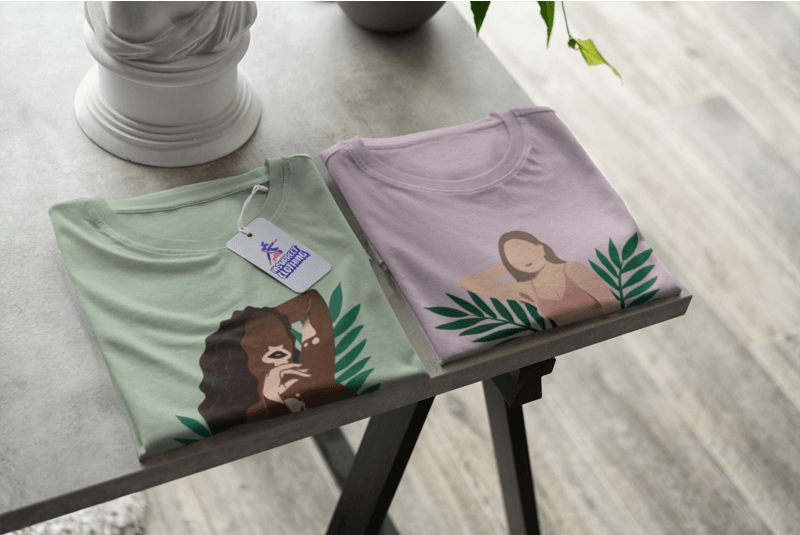 Modell eines Paares gefalteter T-Shirts in einem Geschäft mit einem Preisschild