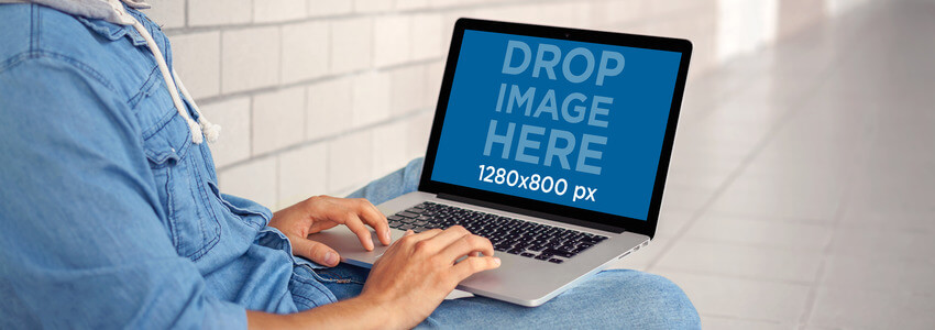 Mockup con uno studente che usa un MacBook Pro a scuola