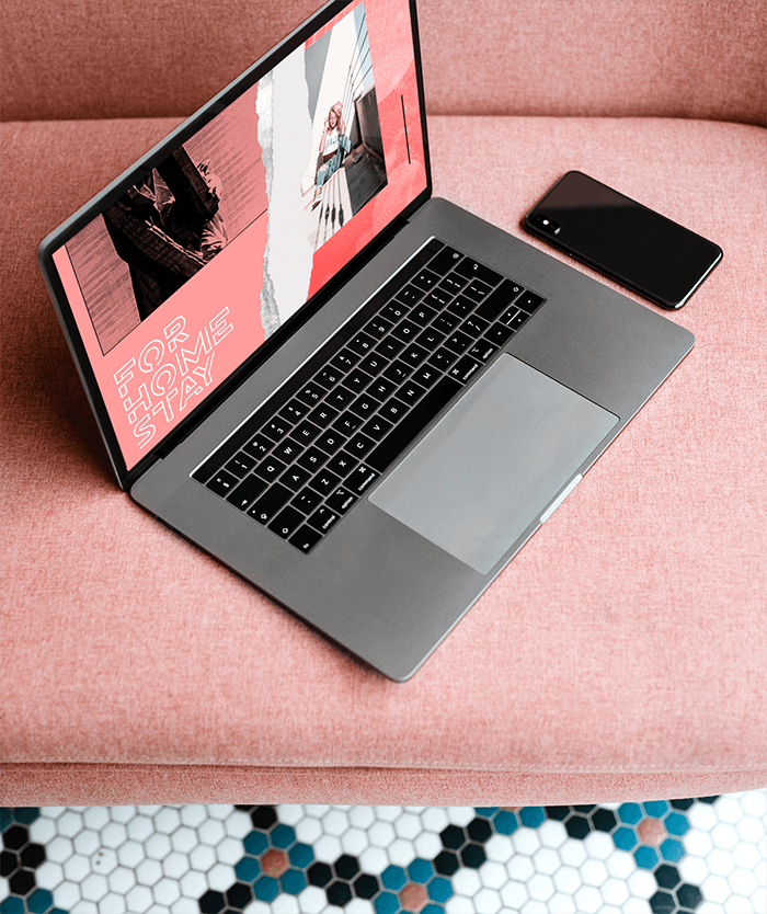 Mockup Macbook Di Sebelah Telepon Di Sofa Merah Muda
