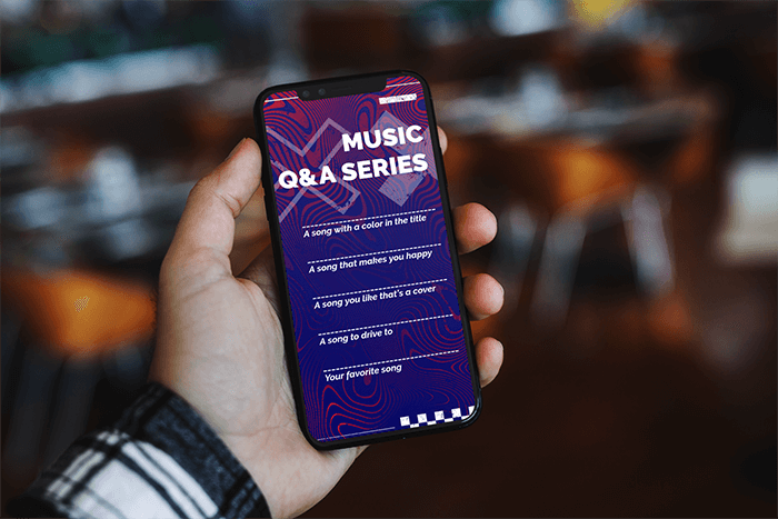 Mockup Seorang Pria Memegang Iphone 11 Pro Dengan Latar Belakang Buram