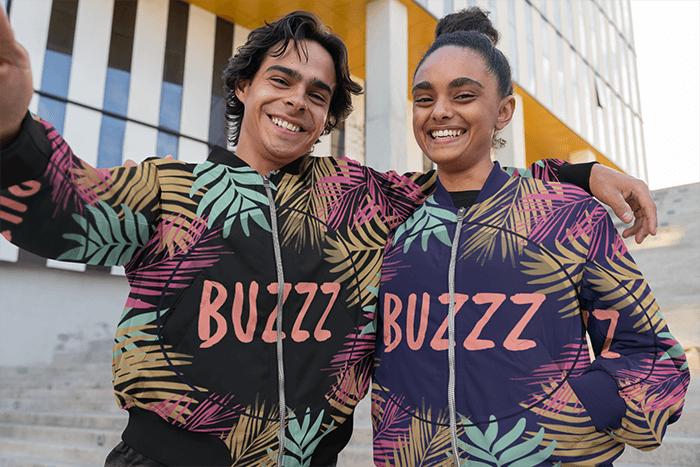 รูปจำลองของเพื่อนสองคนสวมเสื้อแจ็คเก็ตบอมเบอร์