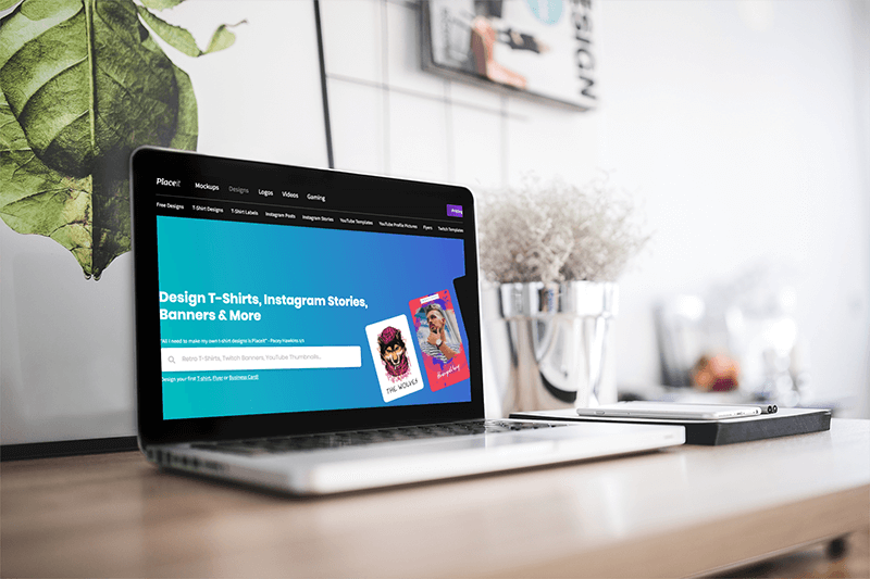 現代の作業机に置かれた Macbook Pro のモックアップ