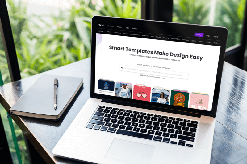現代の作業机に置かれた Macbook Pro のモックアップ