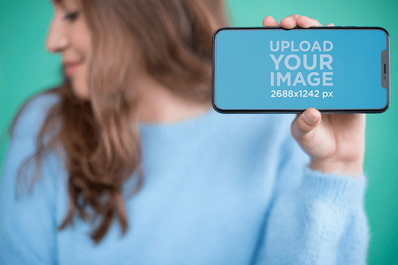 Mockup di Iphone della holding della donna